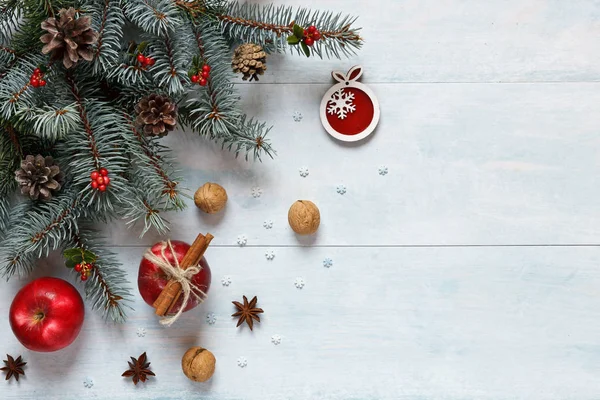 赤いリンゴ クルミ シナモン 水色木製の背景 上面にコーンとクリスマス組成 — ストック写真