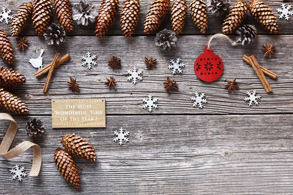 Weihnachtlicher Hintergrund Mit Zapfen Schneeflocken Anissternen Und Zimtstangen Auf Holztisch — Stockfoto