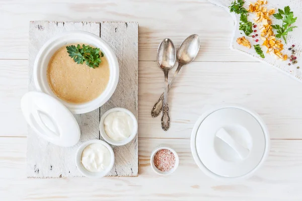 Sup Krim Dengan Jamur Segar Chanterelles Pada Latar Belakang Kayu — Stok Foto