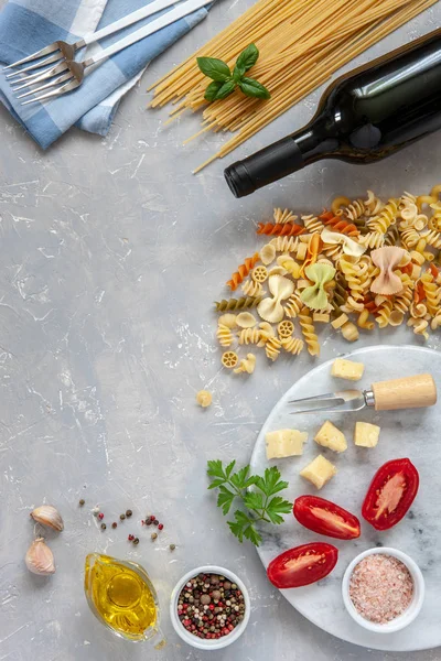 Ingredienti Cottura Tradizionale Della Pasta Con Formaggio Pomodori Condimenti Fondo — Foto Stock