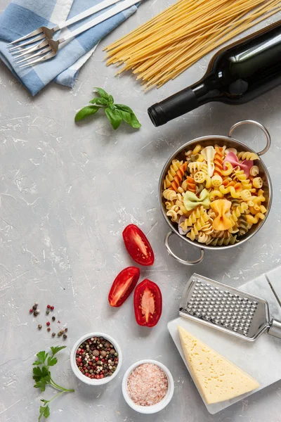 Ingredienti Cottura Tradizionale Della Pasta Con Formaggio Pomodori Condimenti Fondo — Foto Stock