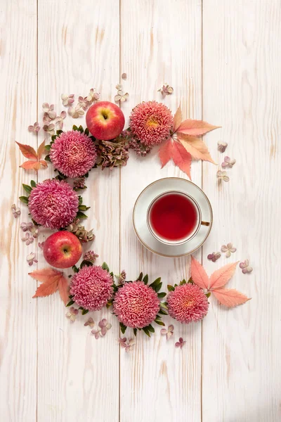 Ovocný Čaj Bílých Pohár Obklopený Květinovým Vzorem Růžové Květy Listy — Stock fotografie