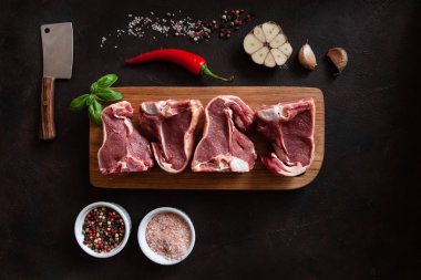 Ham taze kuzu eti kaburga ve baharat kopya alanı ile koyu arka plan üzerinde