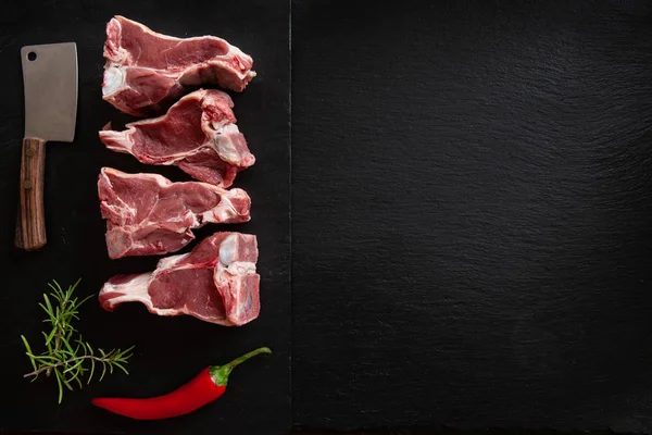 Agnello Fresco Crudo Costolette Carne Condimenti Sfondo Pietra Nera — Foto Stock