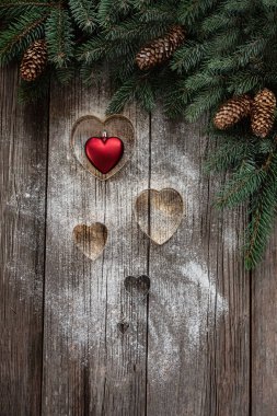 Köknar ağacı dalları, koni ve kırmızı Noel dekorasyonu ile Noel arka plan