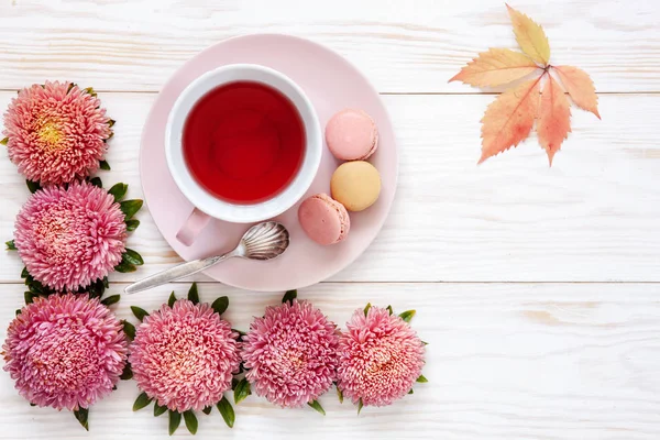 Podzimní Květinové Pozadí Růžové Astry Růžový Šálek Čaje Ovocné Růžové — Stock fotografie