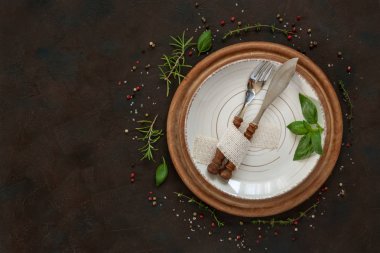 Baharat ve baharat. Tabak ve çatal bıçak takımı üzerinde ahşap tahta vintage ahşap arka plan üzerinde yuvarlak. Üstten görünüm