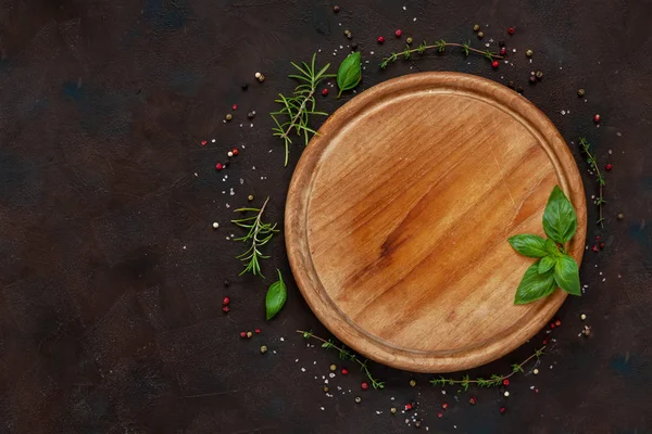 Baharat ve baharat üzerine ahşap tahta vintage ahşap arka plan üzerinde yuvarlak. Üstten görünüm