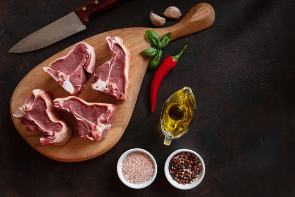 Rauwe Vers Lamsvlees Ribben Kruiderijen Houten Snijplank Top Uitzicht Close — Stockfoto