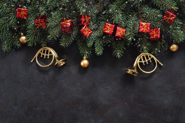 Köknar ağaç dalları ve süslemeleri Noel arka plan. Kopya alanı ile üstten görünüm