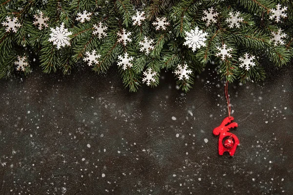 Köknar Ağacı Dalları Kar Kar Taneleri Kırmızı Dekoratif Geyik Ile — Stok fotoğraf