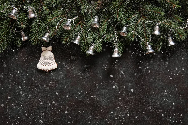 Köknar Ağacı Dalları Noel Çanları Garland Geyik Kar Kar Taneleri — Stok fotoğraf