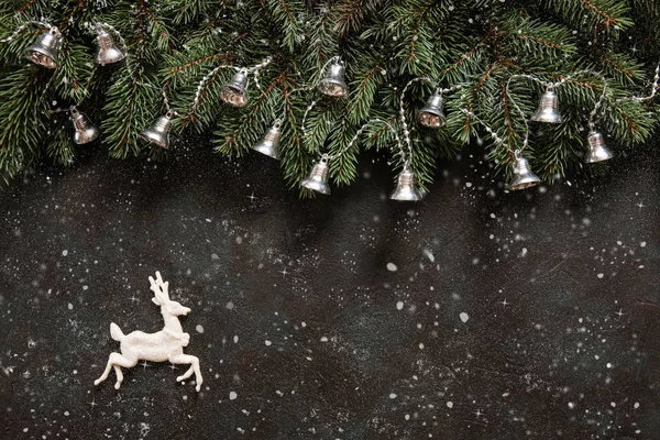 Köknar Ağacı Dalları Noel Çanları Garland Geyik Kar Kar Taneleri — Stok fotoğraf