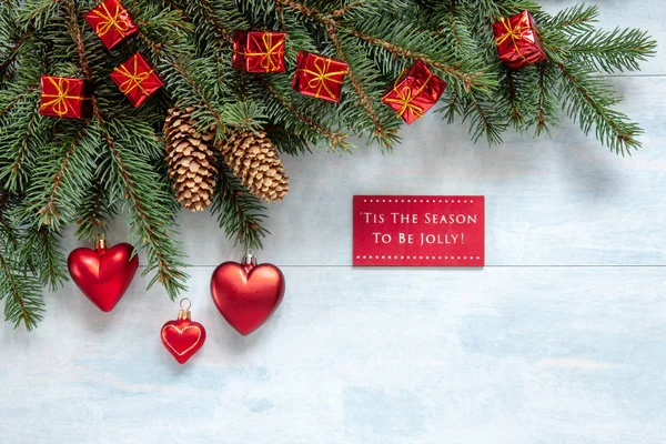 Weihnachtlicher Hintergrund Mit Tannenzweigen Zapfen Und Herzförmigem Weihnachtsschmuck Weihnachts Und — Stockfoto
