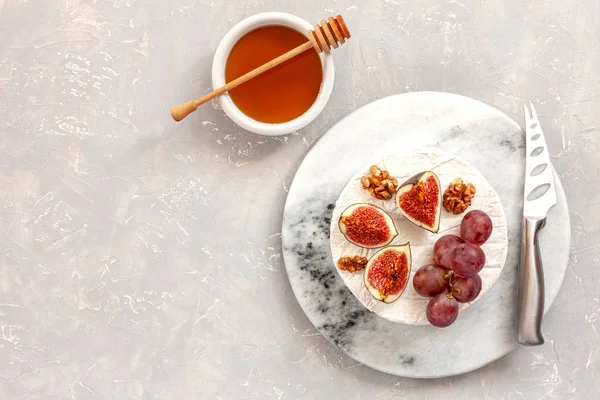 Ovanifrån Färska Mjuka Brieost Med Honung Valnötter Fikon Och Druvor — Stockfoto