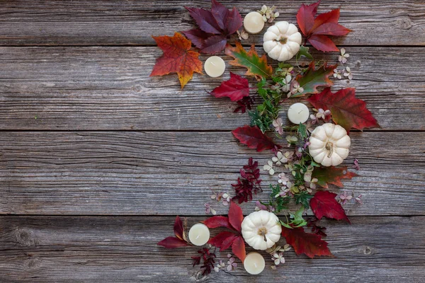 Beyaz Pumpkins Parlak Sonbahar Yaprakları Ahşap Arka Plan Üzerinde Beyaz — Stok fotoğraf