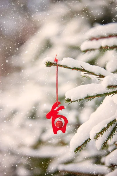 Noel Köknar Ağacı Geyik Oyuncak Ile Dekorasyon — Stok fotoğraf