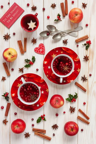 热圣诞水果饮料与香料和浆果与冬青 红苹果 茴香和蔓越莓在木背景的顶部视图 — 图库照片