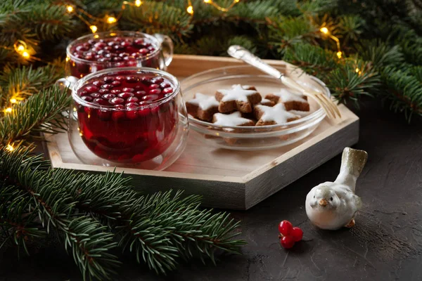 热圣诞辛辣饮料与红莓和自制饼干与冷杉树枝和圣诞灯的背景 — 图库照片