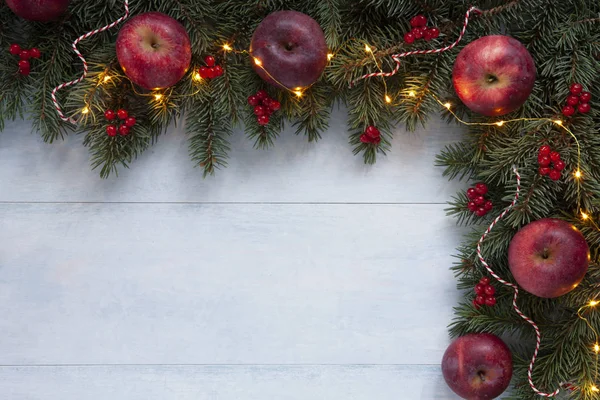 Groene Fir Takken Versierd Met Rode Appels Heldere Garland Witte — Stockfoto