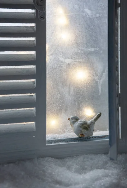 Pencere Pervazına Üzerinde Kuş Oyuncak Duran Karla Kaplı — Stok fotoğraf