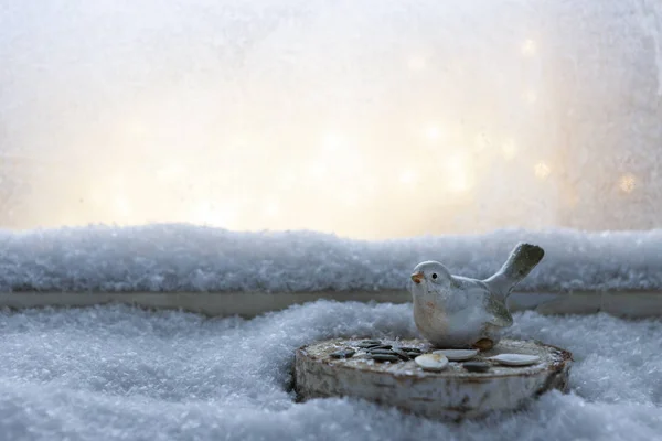 Vogelspielzeug Steht Auf Fensterbank Mit Schnee Bedeckt — Stockfoto