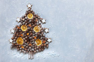 Orijinal Noel ağacı fındık ışık gri beton zemin üzerine yapılan