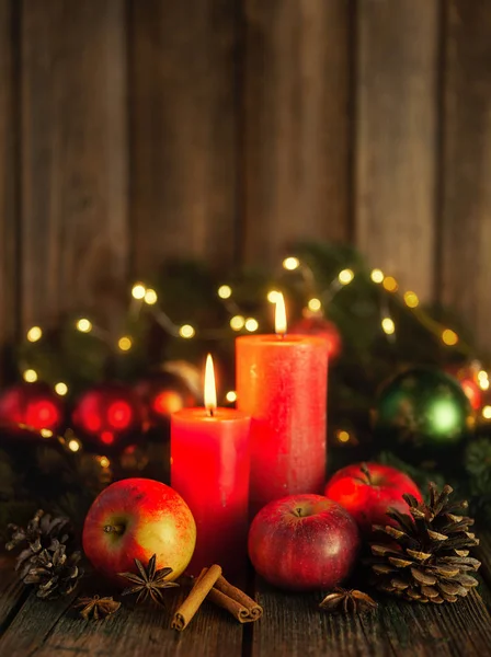 Weihnachtskerzen Mit Roten Äpfeln Und Zapfen Mit Gewürzen Auf Rustikalem — Stockfoto