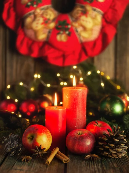 Weihnachtskerzen Mit Roten Äpfeln Und Zapfen Mit Gewürzen Auf Rustikalem — Stockfoto