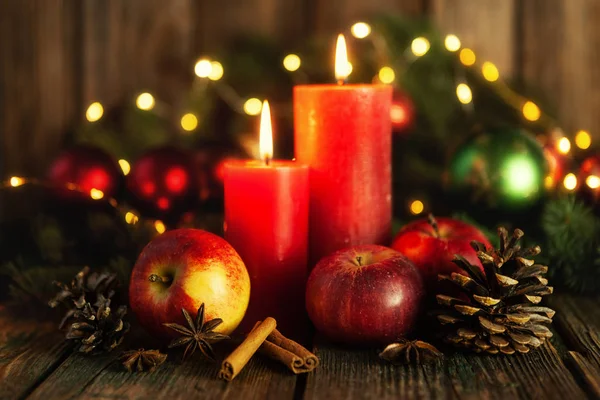 Weihnachtskerzen Mit Roten Äpfeln Und Zapfen Mit Gewürzen Auf Rustikalem — Stockfoto