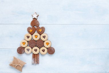 Kalp şekli kurabiye hediye beton mavi masa lambası, üstten görünüm, Noel ve yılbaşı konsepti ile orijinal Noel ağacı yapılmış