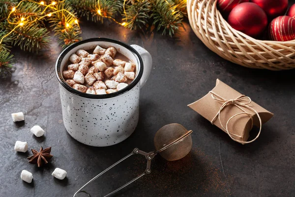 Tazza Cioccolata Calda Con Marshmallow Rami Abete Con Decorazioni Natalizie — Foto Stock