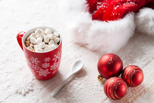 Copo branco de chocolate quente com marshmallow, chapéu de Papai Noel — Fotografia de Stock