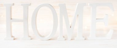 Ahşap ev beyaz zemin üzerine yazı