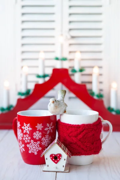 Две Рождественские Чашки Игрушечным Скворечником Белом Фоне — стоковое фото