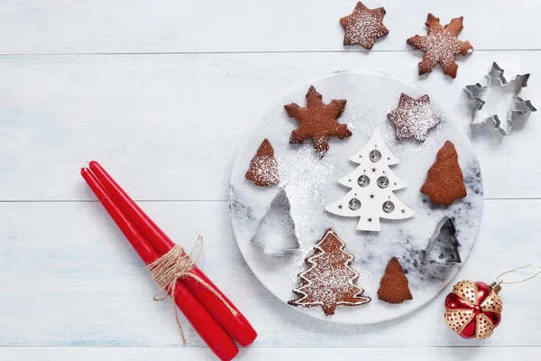 圣诞饼干洒在白色木制背景上的糖粉 — 图库照片