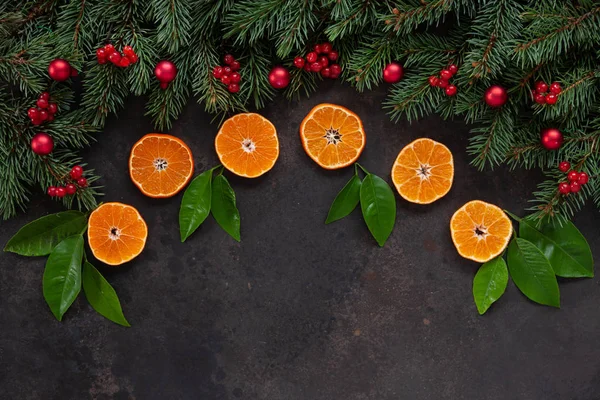 Noel Tatili Köknar Ağacı Ile Arka Plan Kırmızı Meyveler Top — Stok fotoğraf