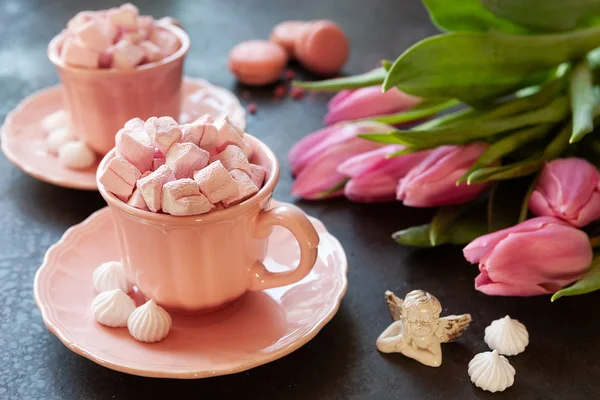 Dua cangkir merah muda dengan hati merah muda berbentuk marshmallow, tulip merah muda — Stok Foto