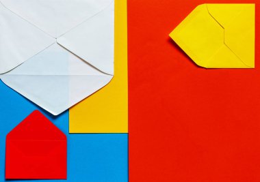 Parlak renkli kağıt arka plan zarflarla. Üstten görünüm, düz yatıyordu