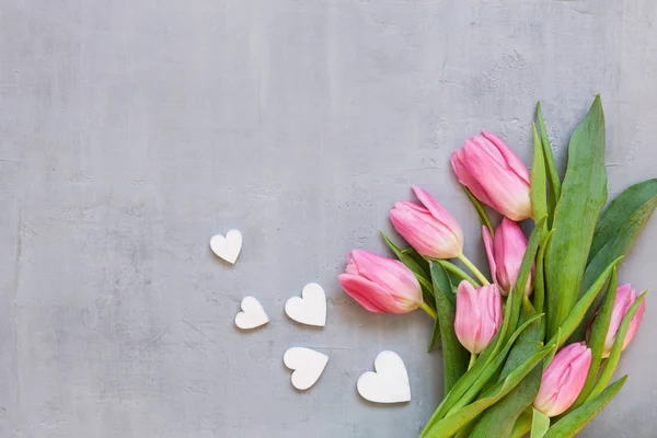 粉红色郁金香和木心图案的花束 情人节 女性日和其他浪漫活动的概念 顶部视图 平躺在白色木制背景 — 图库照片