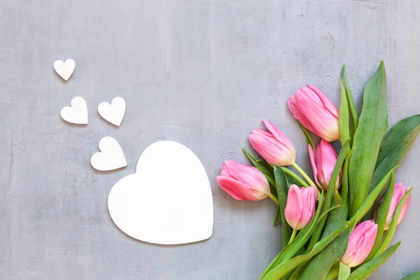 Strauß Aus Rosa Tulpen Und Holzherzmuster Konzept Für Valentinstag Frauentag — Stockfoto