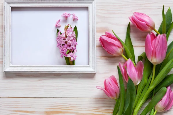 粉红色的风信子在白色的木制框架和粉红色的郁金香花束 顶部视图 平躺在白色木制背景 — 图库照片