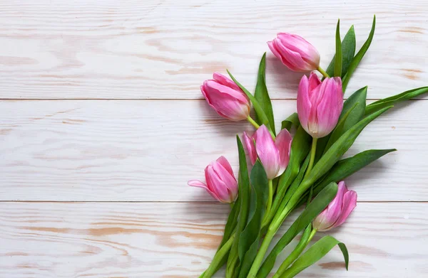 粉红色郁金香的花束 情人节 女性日和其他浪漫活动的概念 顶部视图 平躺在白色木制背景 — 图库照片