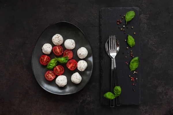 Pendekatan Keju Mozzarella Putih Tomat Ceri Merah Dan Kemangi Pada — Stok Foto