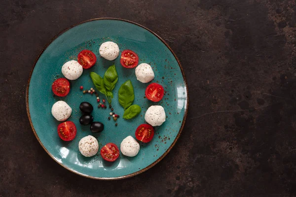 Pendekatan Keju Mozzarella Putih Tomat Ceri Merah Zaitun Dan Kemangi — Stok Foto