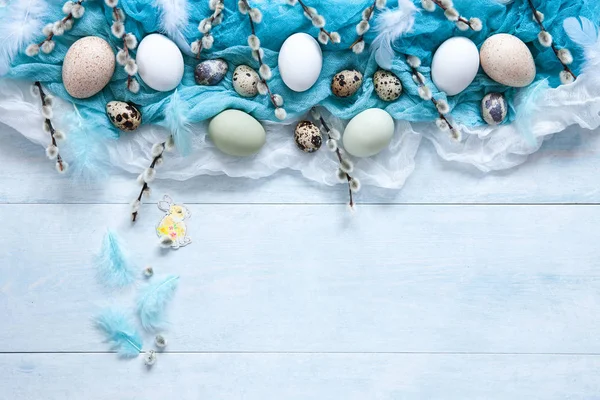 イースターの飾りには 卵と猫柳が描かれています 上面図 クローズ アップ フラット ホワイトの木製の背景の上に置く — ストック写真