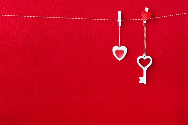 Białe Drewniane Serce Simbol Klucz Czerwone Tło Bliska — Zdjęcie stockowe
