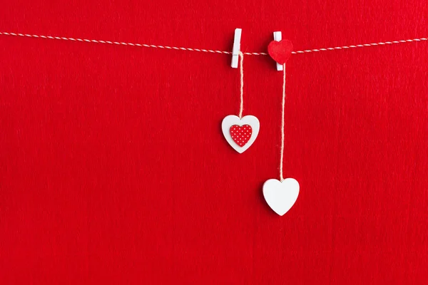 关闭白色木的心脏 Simbol 在红色纸背景 — 图库照片