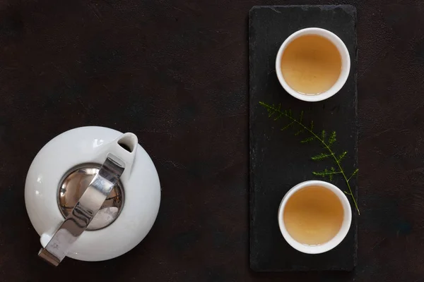 Teh Asia porselen putih dengan teh hijau Susu Oolong pada blac — Stok Foto