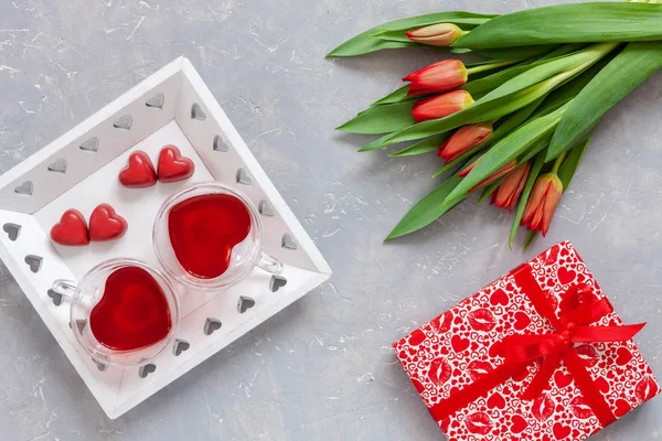 Due Tazze Caramelle Cioccolato Rosso Confezione Regalo Con Nastro Rosso — Foto Stock